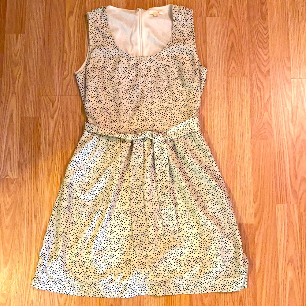 Sleeveless dress with tie belt